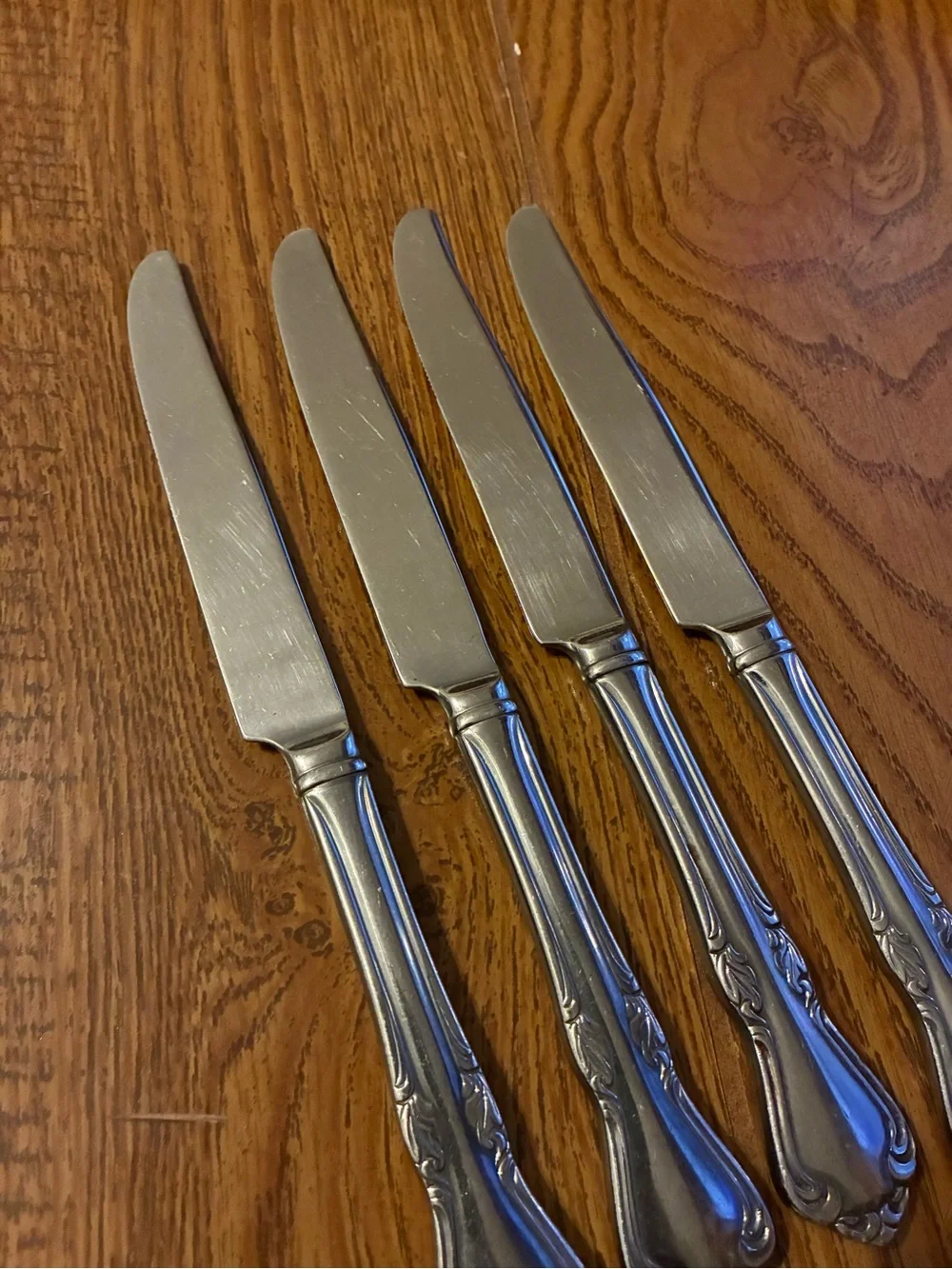 Ornate Silver-Tone Dinner Knife Set (4)